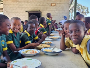 Die Schulküche und Kinder von Ojituuo Spendenprojekt der Zahnärzte Dr. Christian Reiter und Dr. Ivo Pfütz in Namibia