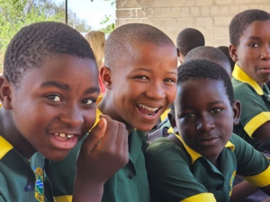 Schulküche und Kinder von Ojituuo Spendenprojekt der Zahnärzte Dr. Christian Reiter und Dr. Ivo Pfütz in Namibia