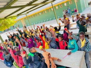 Schulküche und Kinder von Ojituuo Spendenprojekt der Zahnärzte Dr. Christian Reiter und Dr. Ivo Pfütz in Namibia
