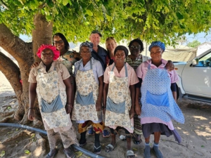 Schulküche und Kinder von Ojituuo Spendenprojekt der Zahnärzte Dr. Christian Reiter und Dr. Ivo Pfütz in Namibia
