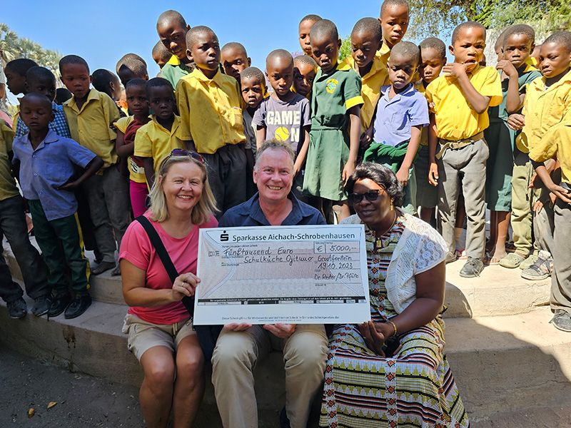 Spendenübergabe von Ehepaar Reiter in Ojituuo Die Schulküche und Kinder von Ojituuo